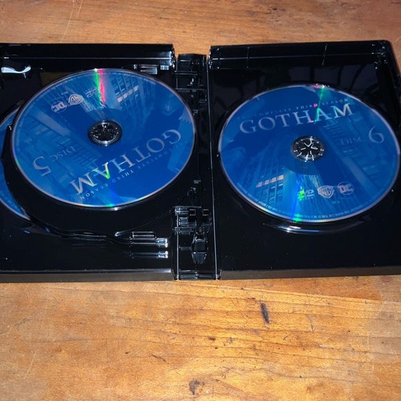 DC Gotham The Complete Third Season DVD set - Picture 8 of 12
